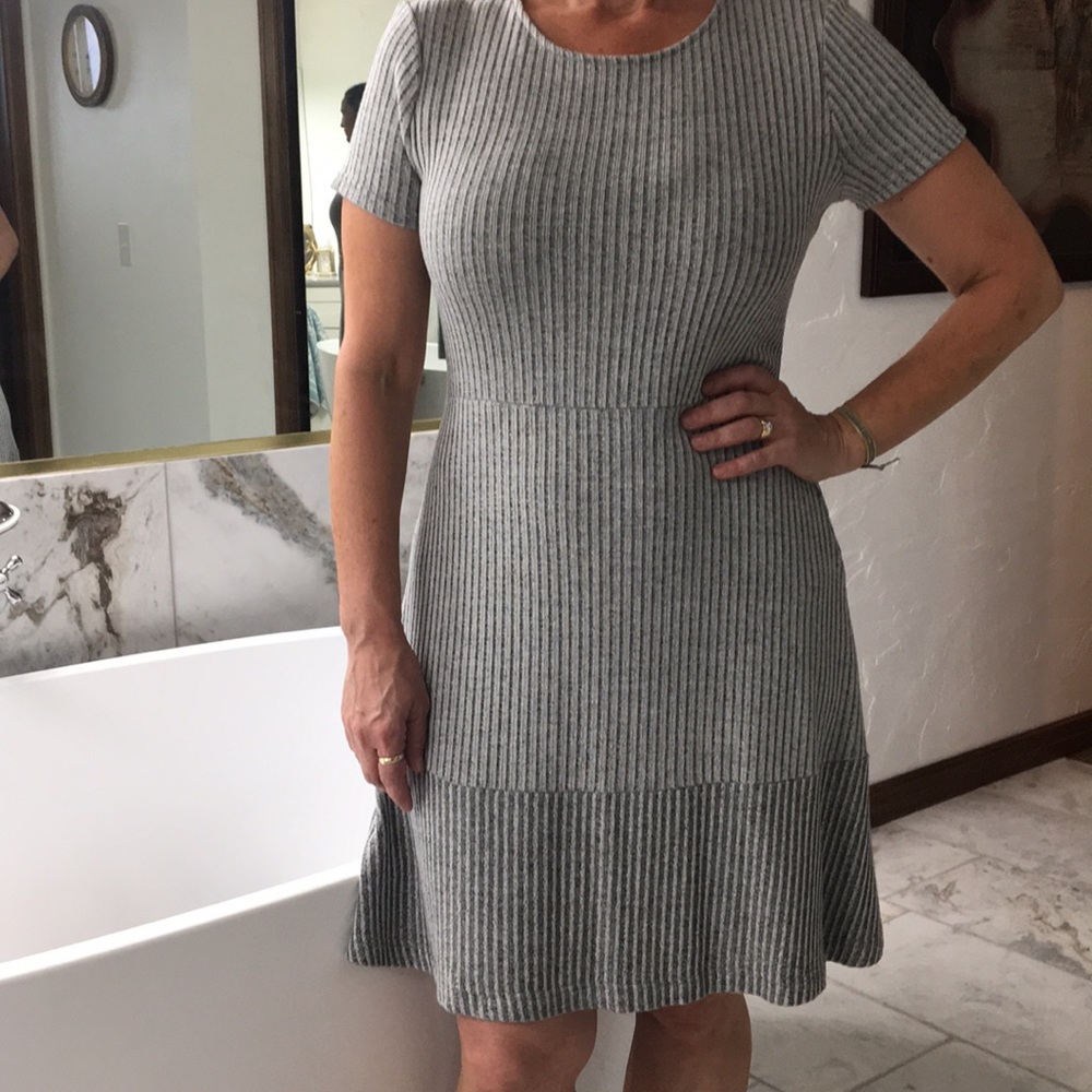 MOVING SALE🎉 Ribbed gray dress